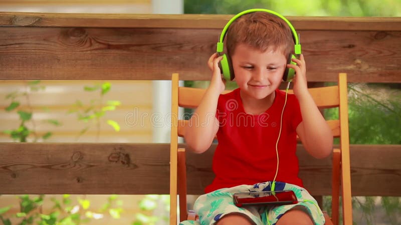 Adorable Bébé Écoute De La Musique Via Un Casque. Fermer. Banque D