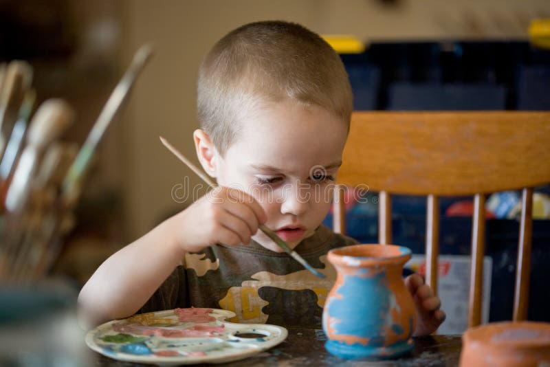 Le petit garçon fait souffrir le choc d'argile photos libres de droits Le petit garçon fait souffrir le choc d'argile photos libres de droits