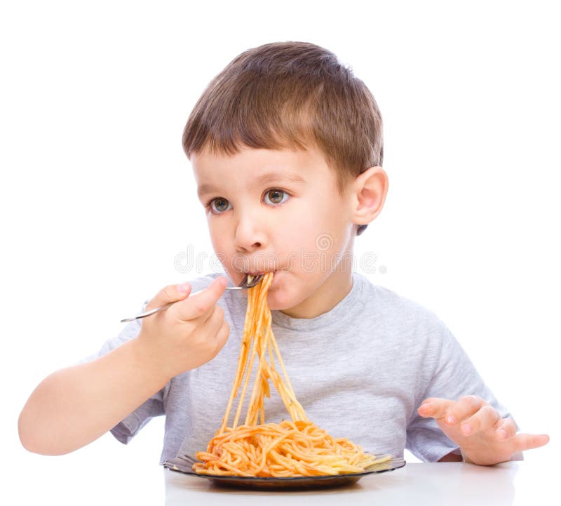 Le Petit Garçon Mange Des Spaghetti Photo stock Image du découpage