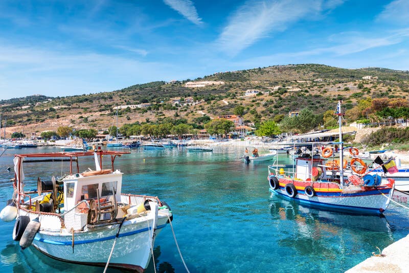 Le petit village de pêche d'Agios Nikolaos sur l'île de Zakynthos, Grèce photos stock Le petit village de pêche d'Agios Nikolaos sur l'île de Zakynthos, Grèce photos stock