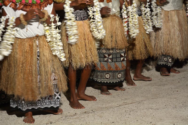 Le peuple autochtone de Fijian chante et danse aux Fidji images stock Le peuple autochtone de Fijian chante et danse aux Fidji images stock