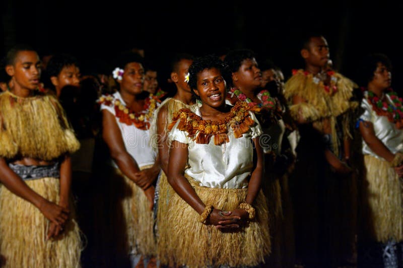 Le peuple autochtone de Fijian chante et danse aux Fidji