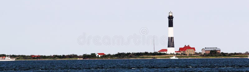 Le phare d'île du feu pris du côté de baie images stock Le phare d'île du feu pris du côté de baie images stock