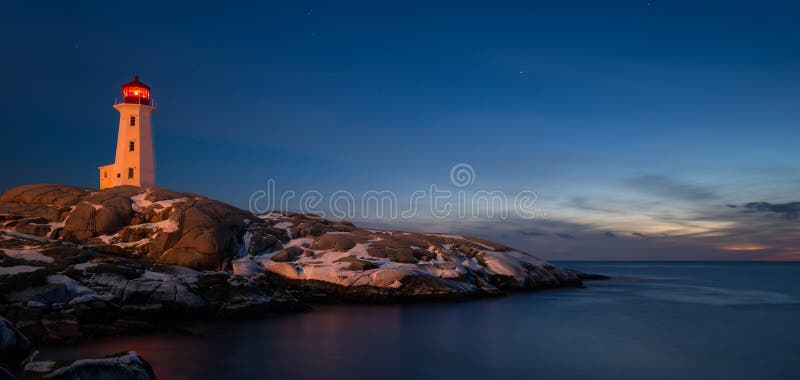 Le phare de la crique de Peggys de panorama au crépuscule image stock Le phare de la crique de Peggys de panorama au crépuscule image stock