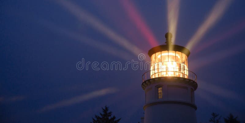 Le phare rayonne l'illumination dans nautique maritime de tempête de pluie photo libre de droits Le phare rayonne l'illumination dans nautique maritime de tempête de pluie photo libre de droits