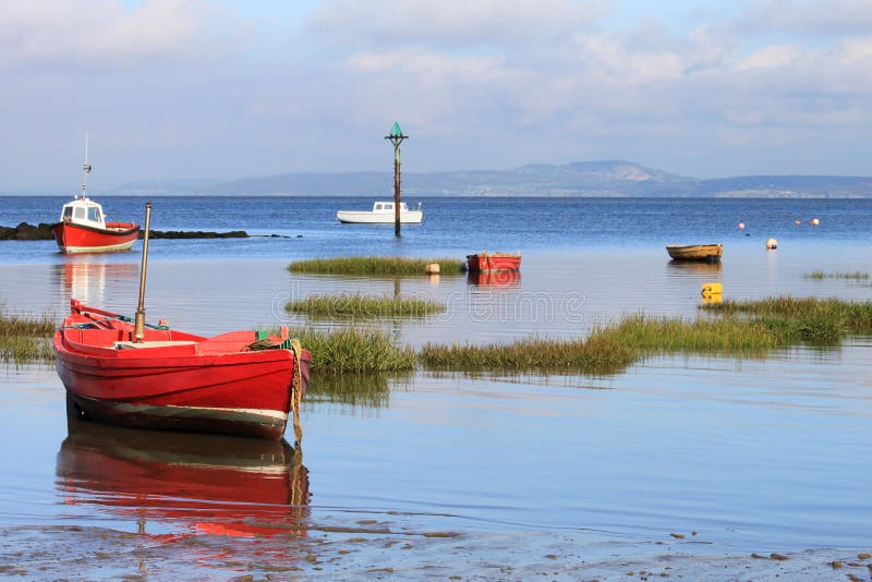Le piccole barche hanno ancorato la baia di Morecambe all'alta marea. fotografia stock libera da diritti Le piccole barche hanno ancorato la baia di Morecambe all'alta marea. fotografia stock libera da diritti