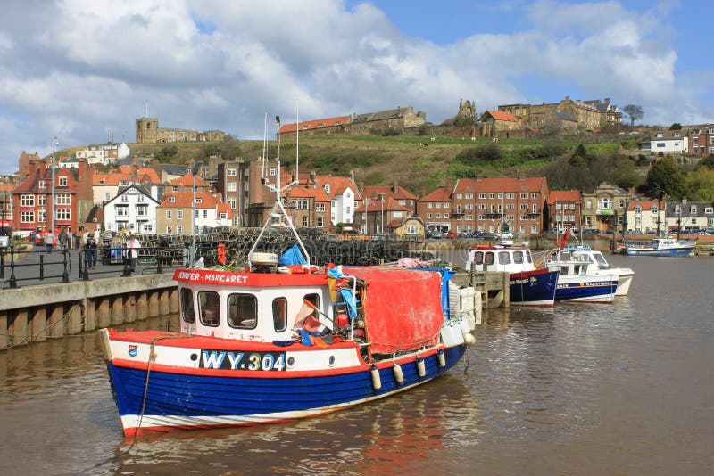 Le piccole barche in Whitby harbour, il Yorkshire del nord. fotografia stock libera da diritti Le piccole barche in Whitby harbour, il Yorkshire del nord. fotografia stock libera da diritti