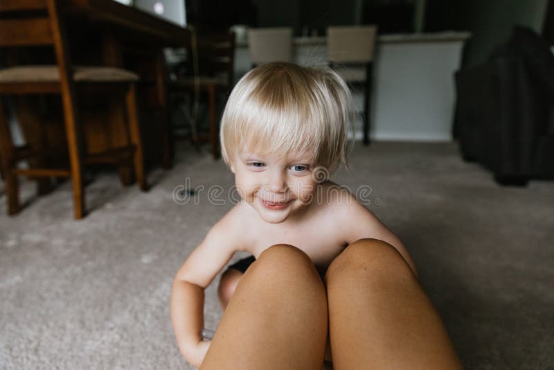 Le piccole espressioni osservate blu dai capelli bionde lunghe sveglie adorabili del fronte del ragazzo del bambino del bambino d immagini stock Le piccole espressioni osservate blu dai capelli bionde lunghe sveglie adorabili del fronte del ragazzo del bambino del bambino d immagini stock