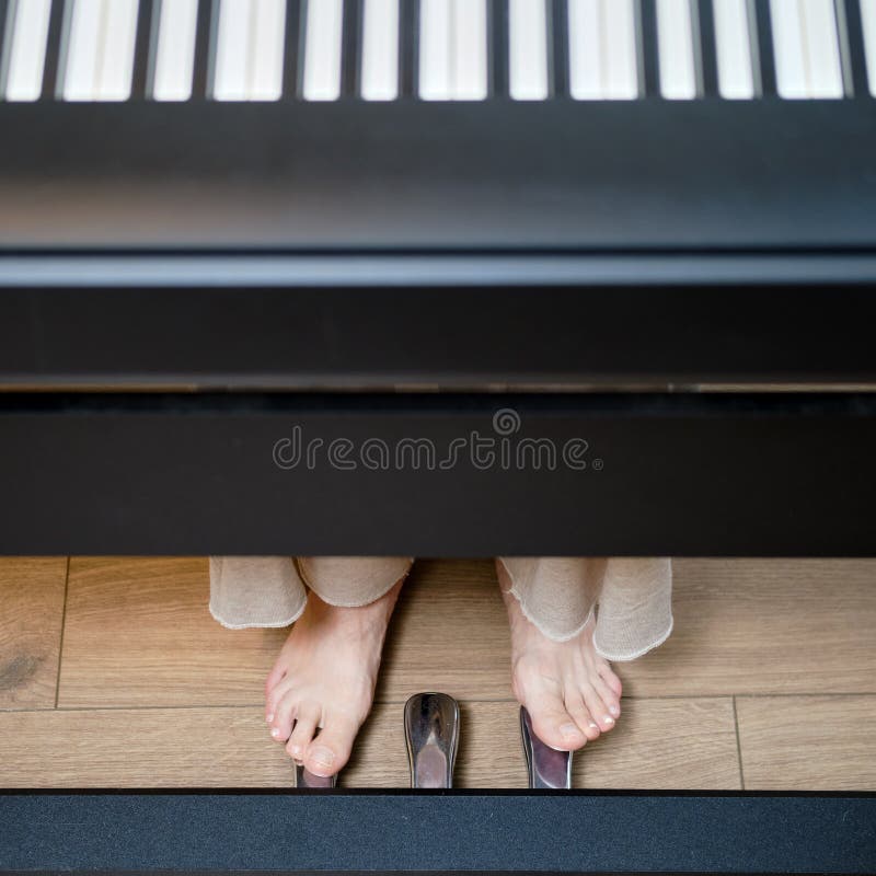 Pédale de pied de piano image stock. Image du piano, pédale - 98352767