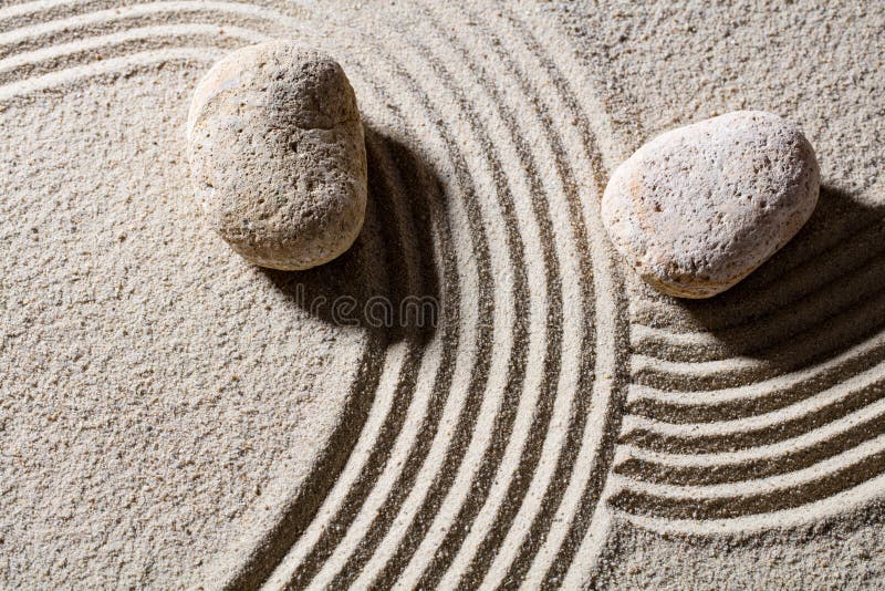 Le pietre attraverso la sabbia allinea per il concetto della direzione e del cambiamento