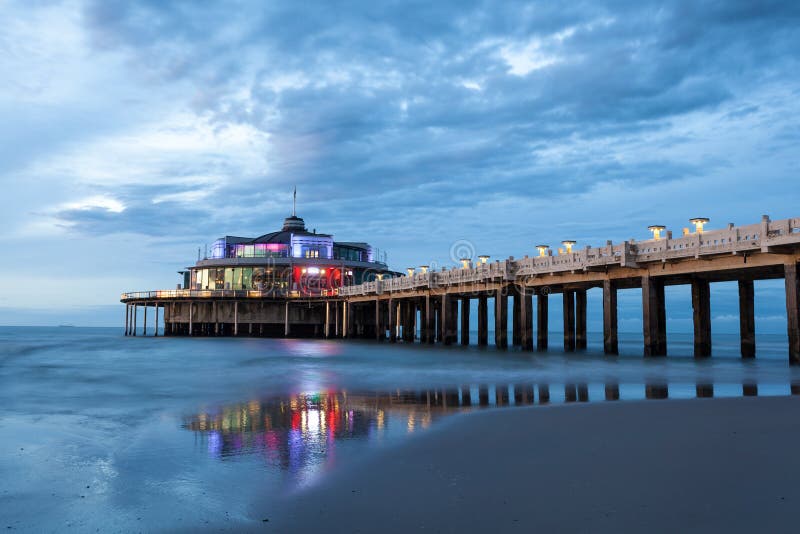 Le pilier dans Blankenberge la nuit, Belgique images libres de droits Le pilier dans Blankenberge la nuit, Belgique images libres de droits