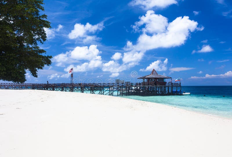 Le pilier principal et le sable blanc échouent sur l'île de Pulau Sipadan près du Bornéo photo stock Le pilier principal et le sable blanc échouent sur l'île de Pulau Sipadan près du Bornéo photo stock