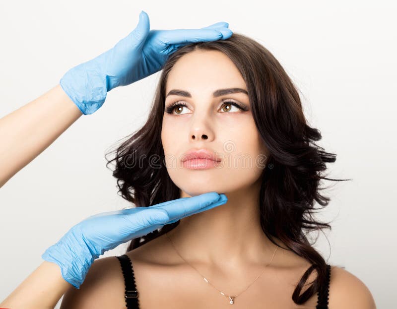 Le plan rapproché de la belle jeune femme obtient l'injection dans le secteur d'oeil et de lèvres de l'esthéticien Concept de cos images stock Le plan rapproché de la belle jeune femme obtient l'injection dans le secteur d'oeil et de lèvres de l'esthéticien Concept de cos images stock