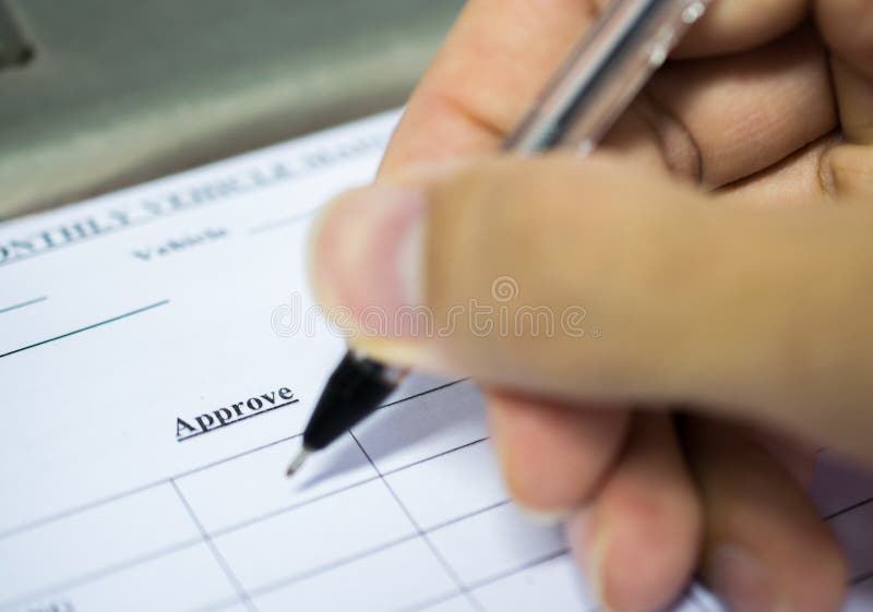 Le plan rapproché de la demande remplissante de la main de l'homme de étudient selec images libres de droits Le plan rapproché de la demande remplissante de la main de l'homme de étudient selec images libres de droits