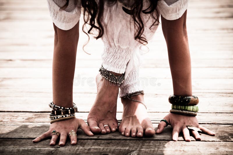 Le plan rapproché des pieds aux pieds nus de femme et les mains pratiquent le yoga images libres de droits Le plan rapproché des pieds aux pieds nus de femme et les mains pratiquent le yoga images libres de droits