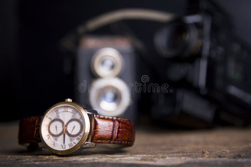 Le plan rapproché a modifié la tonalité le tir des montres masculines se trouvant sur la table contre le photog images stock Le plan rapproché a modifié la tonalité le tir des montres masculines se trouvant sur la table contre le photog images stock