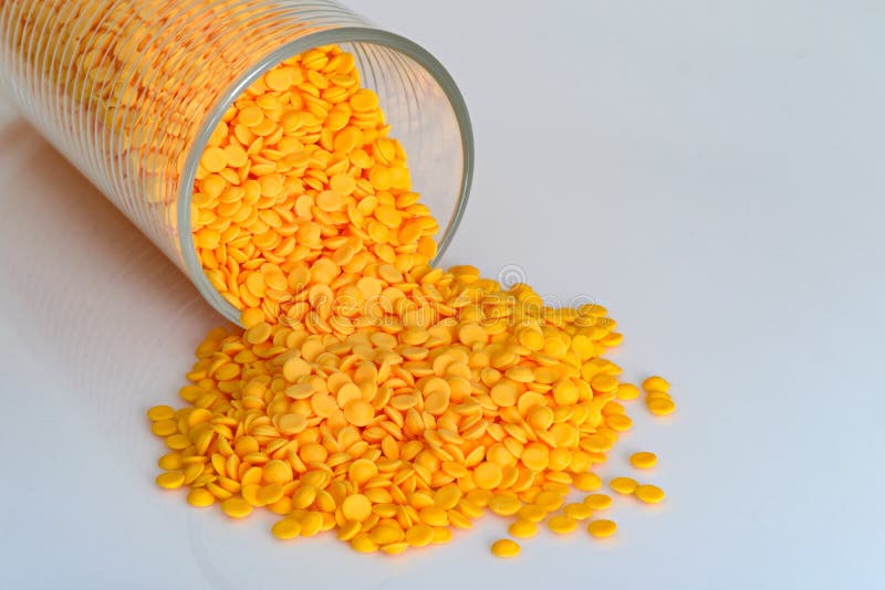 Le plastique, polypropylène perle, des granules sur le fond blanc de couleur images stock Le plastique, polypropylène perle, des granules sur le fond blanc de couleur images stock