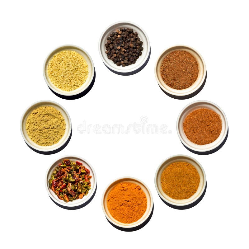 Le plat de la soucoupe avec des pois de poivre noir, cannelle, poivron rouge, cari, safran des indes, poivron doux sec granulé, m photo stock Le plat de la soucoupe avec des pois de poivre noir, cannelle, poivron rouge, cari, safran des indes, poivron doux sec granulé, m photo stock