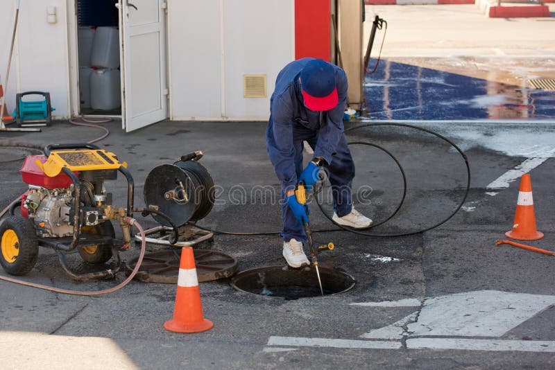 Le Plombier S'apprête à Régler Le Problème Dans Les égouts Avec La Caméra  Portative Pour L'inspection De Tuyaux Et D'autres Travau Image stock -  Image du occupation, masculin: 206852209