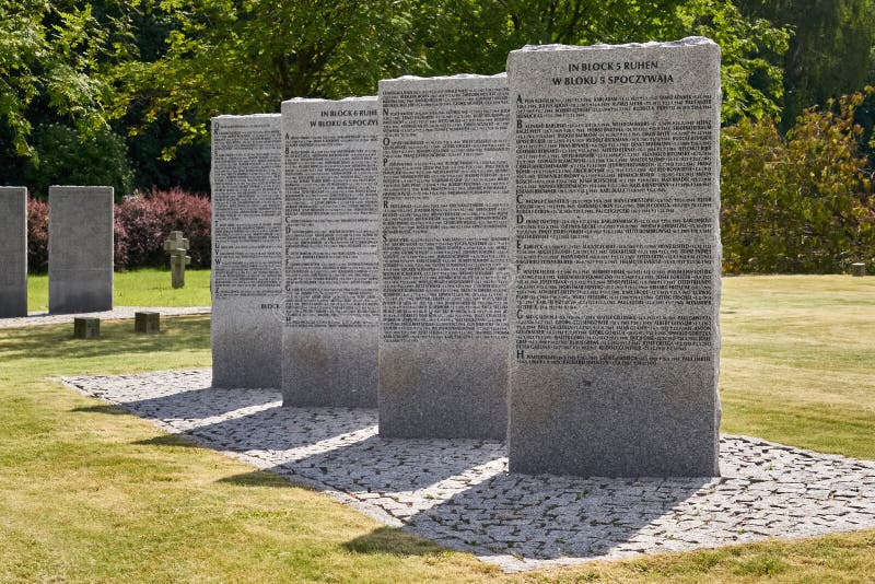 Le plus grand cimetière des soldats allemands en Pologne, skie de Siemianowice ÅšlÄ… image libre de droits Le plus grand cimetière des soldats allemands en Pologne, skie de Siemianowice ÅšlÄ… image libre de droits