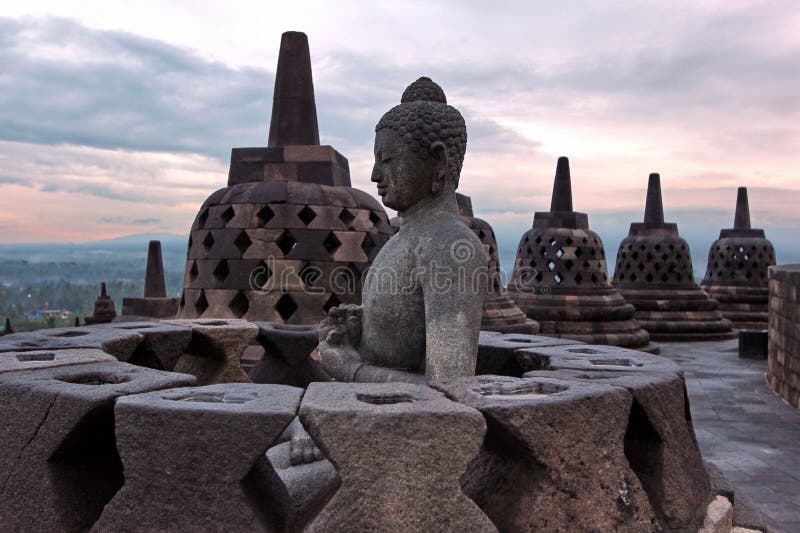 Le plus grand temple bouddhiste Borobudur dans Java au temps de lever de soleil photographie stock Le plus grand temple bouddhiste Borobudur dans Java au temps de lever de soleil photographie stock
