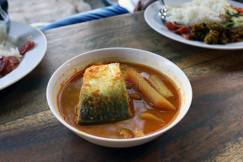 Le poisson jaune de cari en nourriture du sud thaïlandaise blanche de style de cuvette, mot thaïlandais de khang-Ti de khaw, de g images libres de droits Le poisson jaune de cari en nourriture du sud thaïlandaise blanche de style de cuvette, mot thaïlandais de khang-Ti de khaw, de g images libres de droits