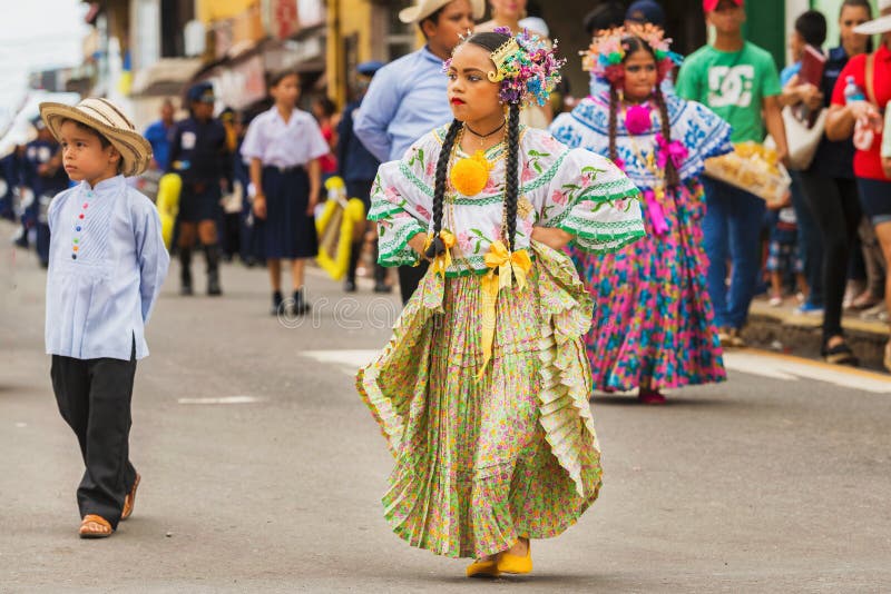 Le pollera du Panama, jeunes filles marchant au défilé dans C photographie stock Le pollera du Panama, jeunes filles marchant au défilé dans C photographie stock