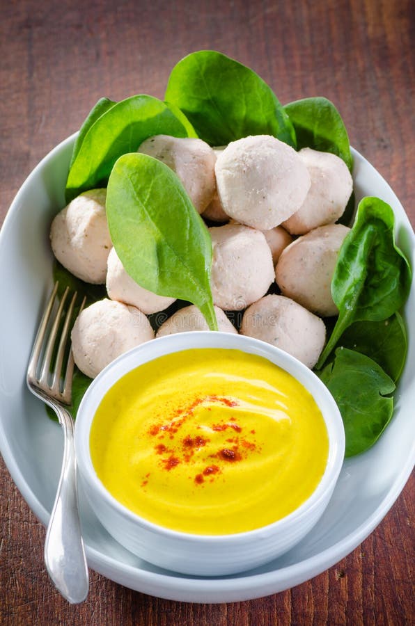 Le polpette asiatiche di stile in una ciotola con zafferano e yogurt sauce fotografia stock libera da diritti Le polpette asiatiche di stile in una ciotola con zafferano e yogurt sauce fotografia stock libera da diritti