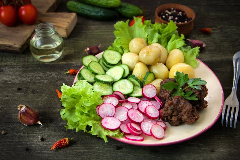 Le polpette casalinghe sono servite con le verdure immagine stock libera da diritti Le polpette casalinghe sono servite con le verdure immagine stock libera da diritti