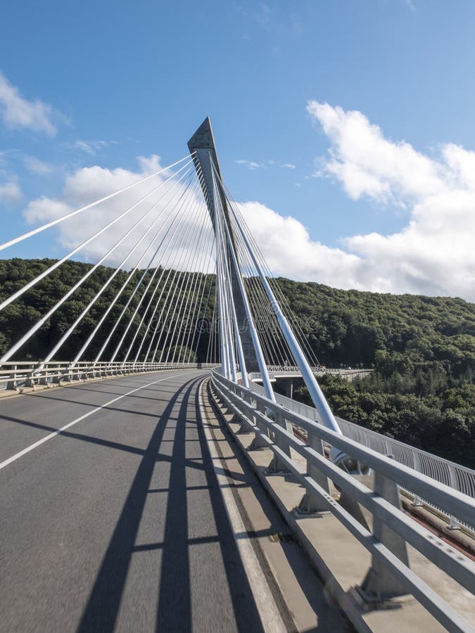 Le pont concret moderne a suspendu sur la rivière Aulne en Bretagne photographie stock libre de droits Le pont concret moderne a suspendu sur la rivière Aulne en Bretagne photographie stock libre de droits