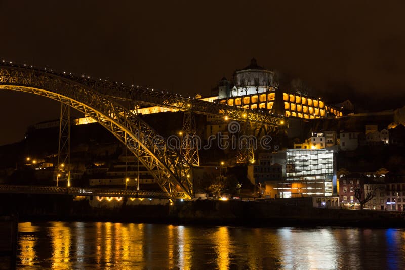 Le pont de Dom Luis I la nuit, Porto, Portugal photos stock Le pont de Dom Luis I la nuit, Porto, Portugal photos stock