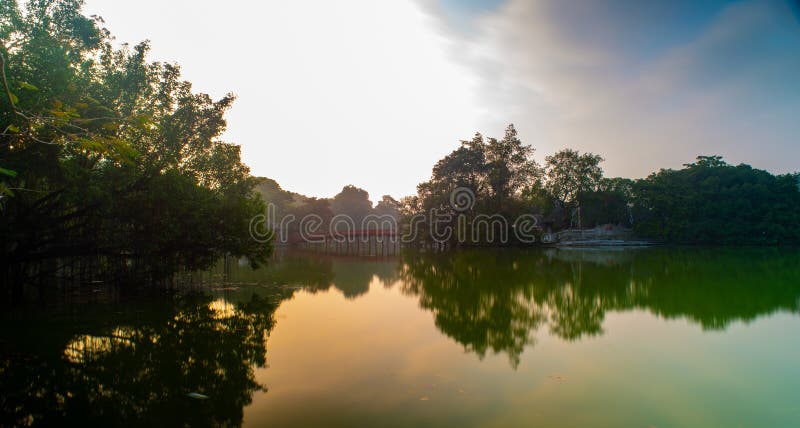 Le pont de Huc au lac Hoan Kiem, Hanoï, Vietnam images stock Le pont de Huc au lac Hoan Kiem, Hanoï, Vietnam images stock