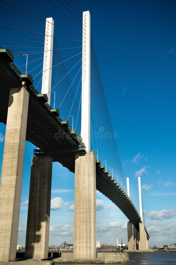 Le pont de la Reine Elizabeth II à travers la Tamise à Dartford photographie stock libre de droits Le pont de la Reine Elizabeth II à travers la Tamise à Dartford photographie stock libre de droits