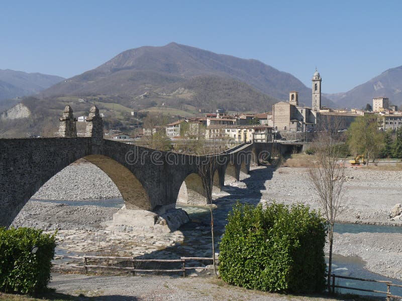 Le pont du diable dans Bobbio image stock Le pont du diable dans Bobbio image stock