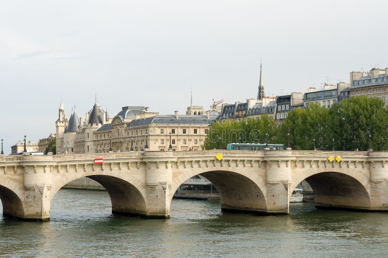 Le Pont Neuf commandes est le pont le plus ancien de l'autre côté de la rivière seine à Paris, France.