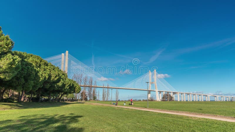 Le pont vasco da gama timelapse hyperlapse à lisbon portugal banque de vidéos