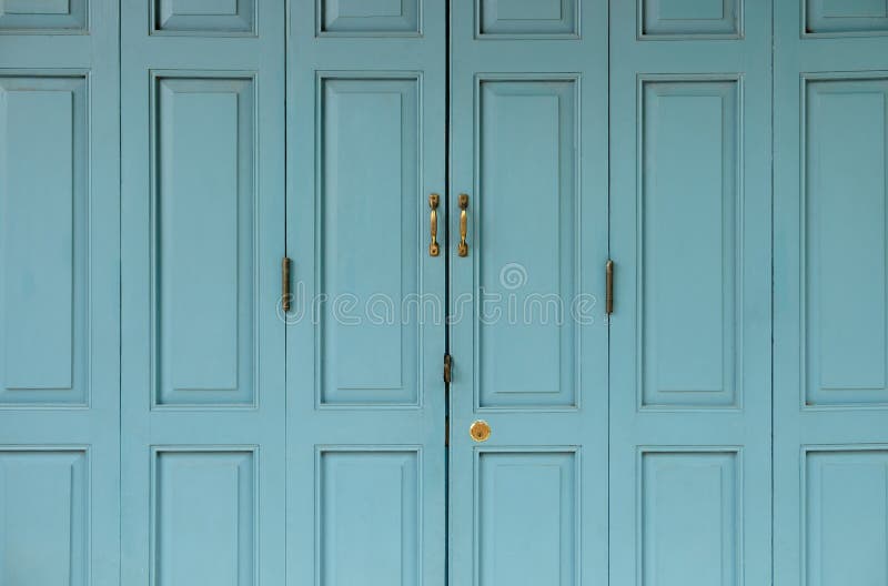 Le porte dorate antiche hanno fissato la vecchia porta blu immagine stock libera da diritti Le porte dorate antiche hanno fissato la vecchia porta blu immagine stock libera da diritti