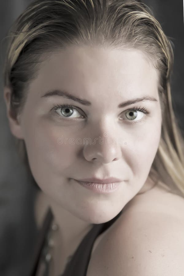 Le portrait blond de femme de beauté sans composent images libres de droits Le portrait blond de femme de beauté sans composent images libres de droits