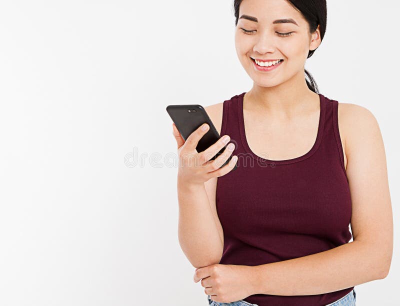Le portrait cultivé asiatique, femme coréenne, fille lit le message textuel agréable au téléphone portable de son ami pendant son image stock Le portrait cultivé asiatique, femme coréenne, fille lit le message textuel agréable au téléphone portable de son ami pendant son image stock