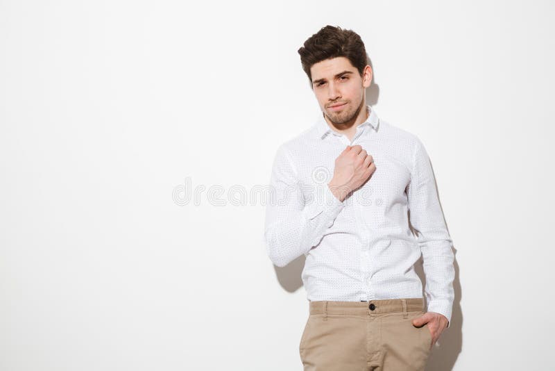 Le portrait d'un jeune homme beau s'est habillé dans la chemise photos stock Le portrait d'un jeune homme beau s'est habillé dans la chemise photos stock