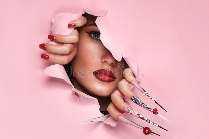 Le portrait d'une belle femme avec l'art composées à clous créatifs de style séduisant de longs. Manucure de conception. Visage de photographie stock