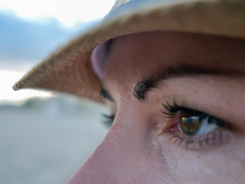 Le portrait d'une brune aux yeux bruns dans un chapeau regarde au côté, plan rapproché photographie stock Le portrait d'une brune aux yeux bruns dans un chapeau regarde au côté, plan rapproché photographie stock