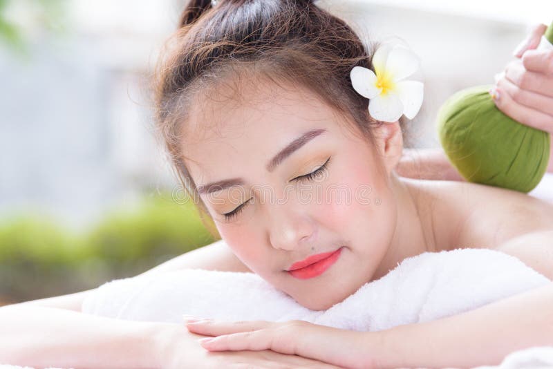 Le portrait de belles personnes asiatiques avec la fin vers le haut de la vue et se ferment vers le haut des yeux et de avoir le image stock Le portrait de belles personnes asiatiques avec la fin vers le haut de la vue et se ferment vers le haut des yeux et de avoir le image stock