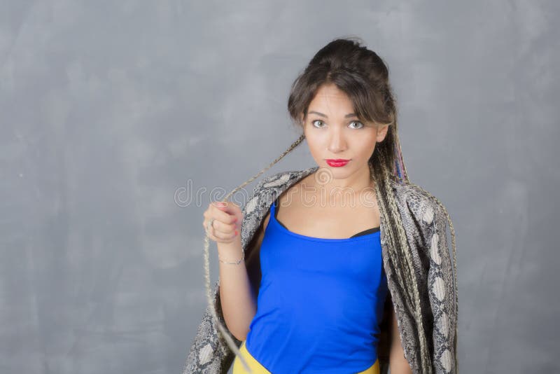 Le portrait de femme avec les dreadlocks colorés est un studio, style hippie photographie stock Le portrait de femme avec les dreadlocks colorés est un studio, style hippie photographie stock