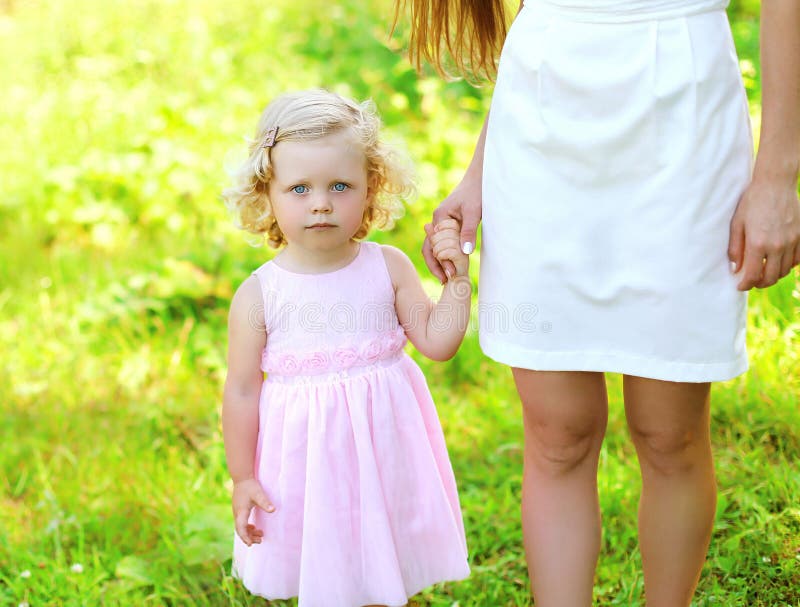 Le portrait de l'enfant de petite fille, fille tient la main photo libre de droits Le portrait de l'enfant de petite fille, fille tient la main photo libre de droits