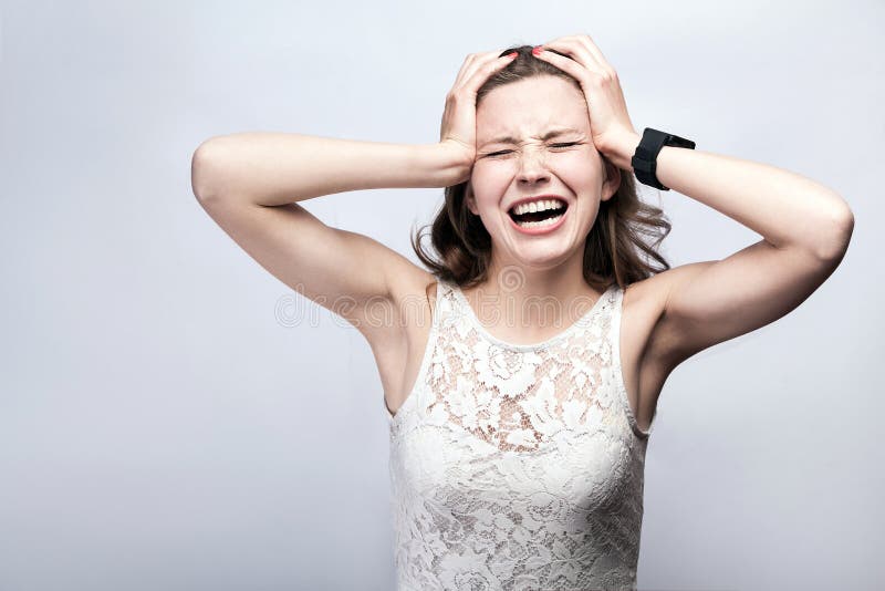 Le portrait de la belle femme avec les taches de rousseur et la robe de blanc et la montre intelligente avec le mal de tête font image libre de droits Le portrait de la belle femme avec les taches de rousseur et la robe de blanc et la montre intelligente avec le mal de tête font image libre de droits