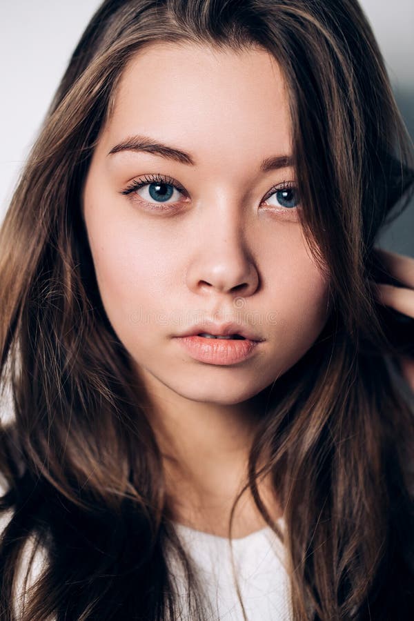 Le portrait de la belle fille, se ferment, regard fixe triste et sérieux à l'appareil-photo images libres de droits Le portrait de la belle fille, se ferment, regard fixe triste et sérieux à l'appareil-photo images libres de droits