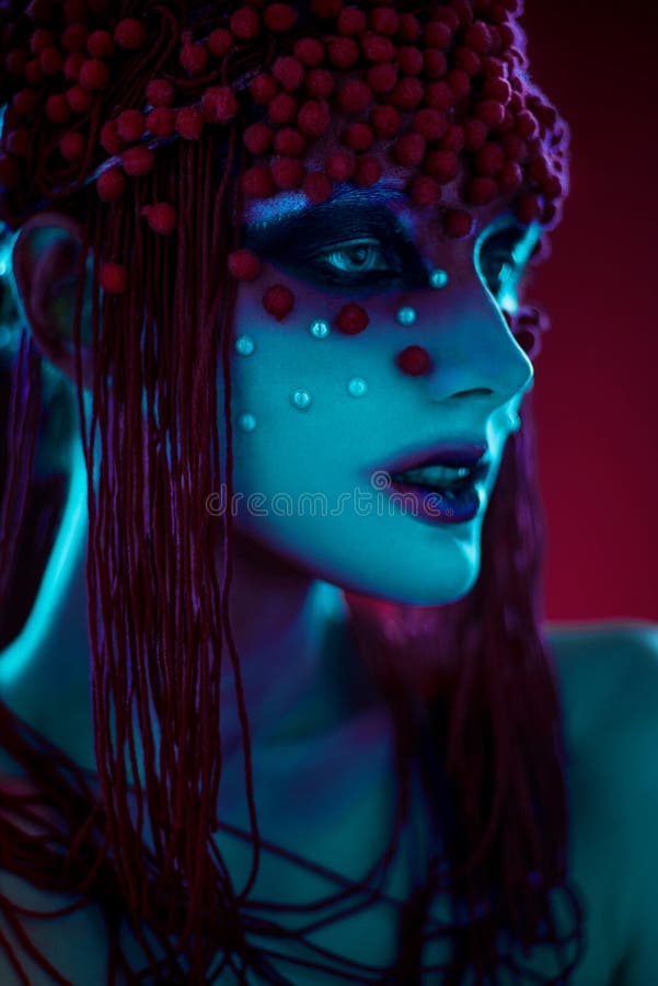Le portrait de la femme avec l'imagination composent et des paillettes photo stock Le portrait de la femme avec l'imagination composent et des paillettes photo stock