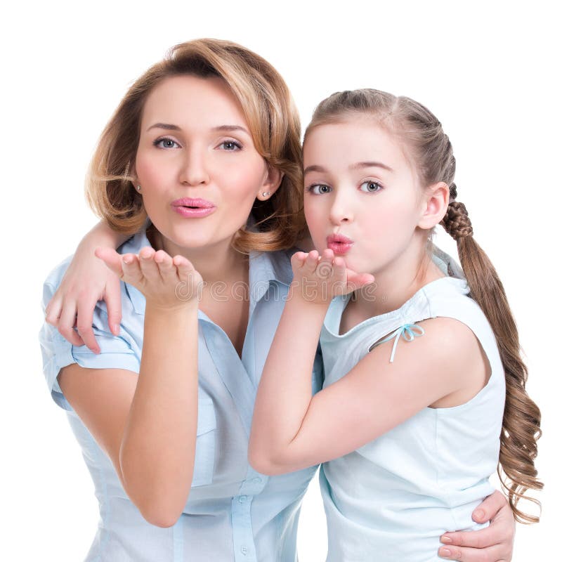 Baise La Mere Et La Fille Le Portrait De La Mère Et La Fille Envoient Des Baisers Photo stock