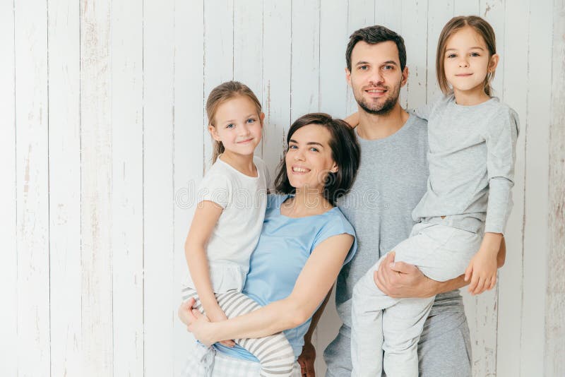 Le portrait des parents heureux portent leurs belles filles sur Han images libres de droits Le portrait des parents heureux portent leurs belles filles sur Han images libres de droits